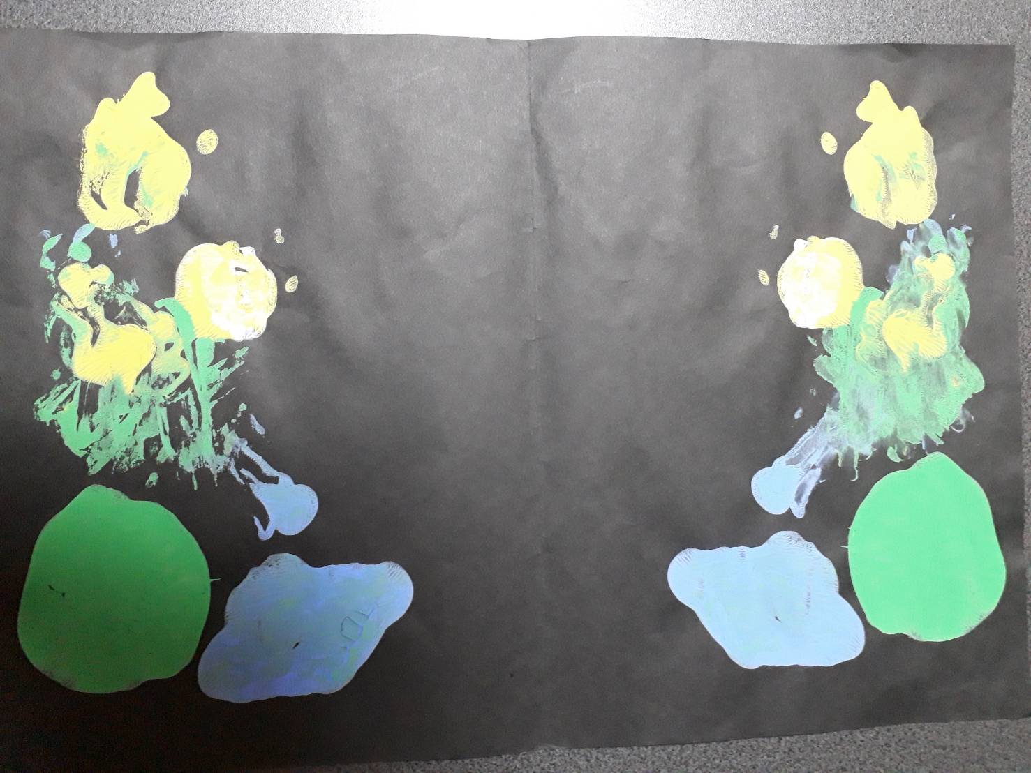 雨上がりの黄色い花